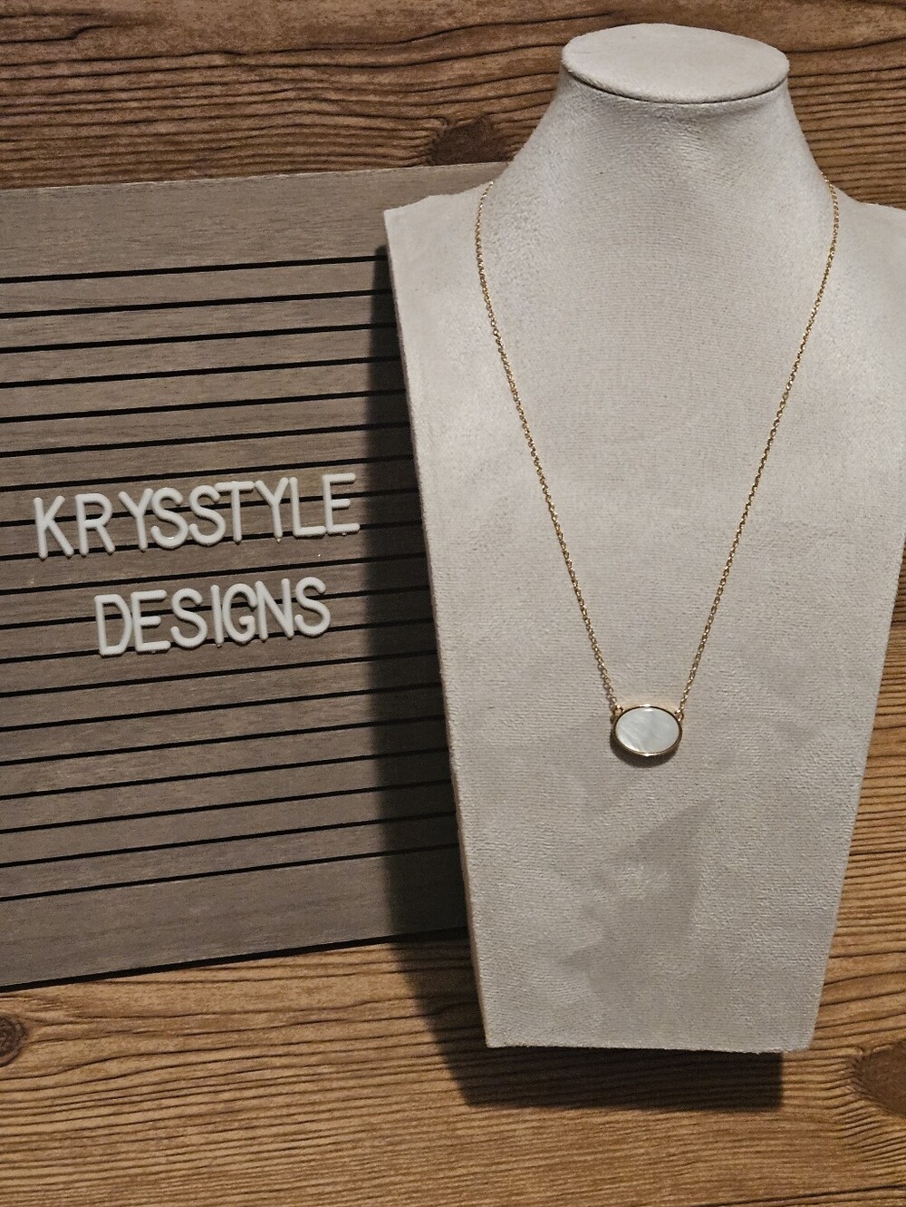 Elegant Stone Necklace Gold